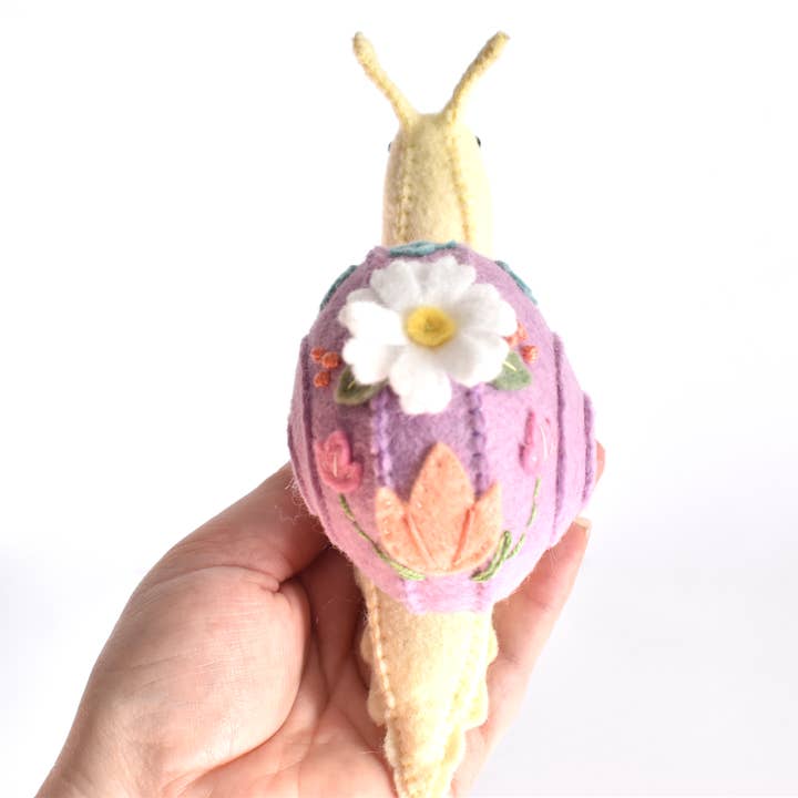 DelilahIris Designs - Vendita all'ingrosso Kit da cucito creativo - Kit da cucito fai da te con lumache ripiene, da giardino, regalo unico
