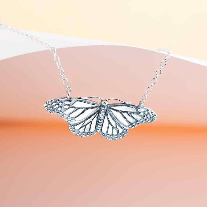 Nina Designs - Vente Colliers à pendentif - Collier feston en argent sterling avec papillon monarque