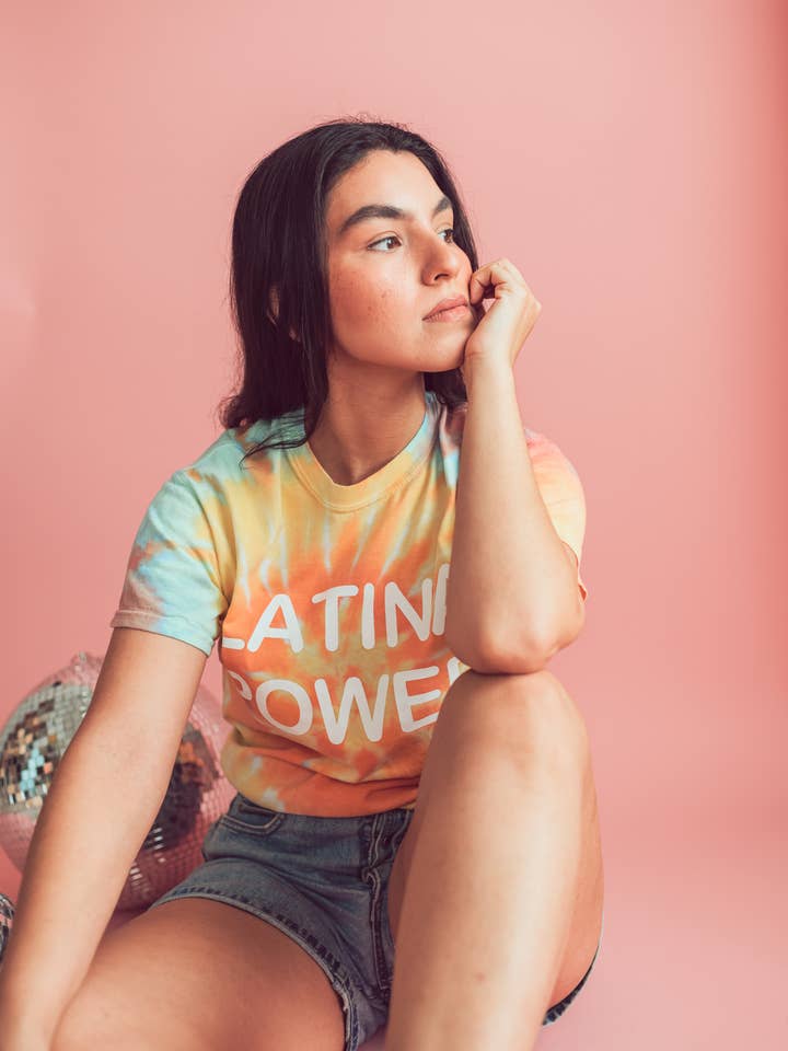 Tie Dye Latina Power-T-Shirt für den Großhandel von Jen Zeano Designs