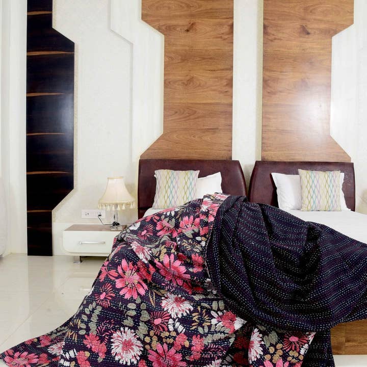 Conexões de Linho Colcha Kantha Indiana Feita à Mão - Floral Roxo por atacado de Glamthread