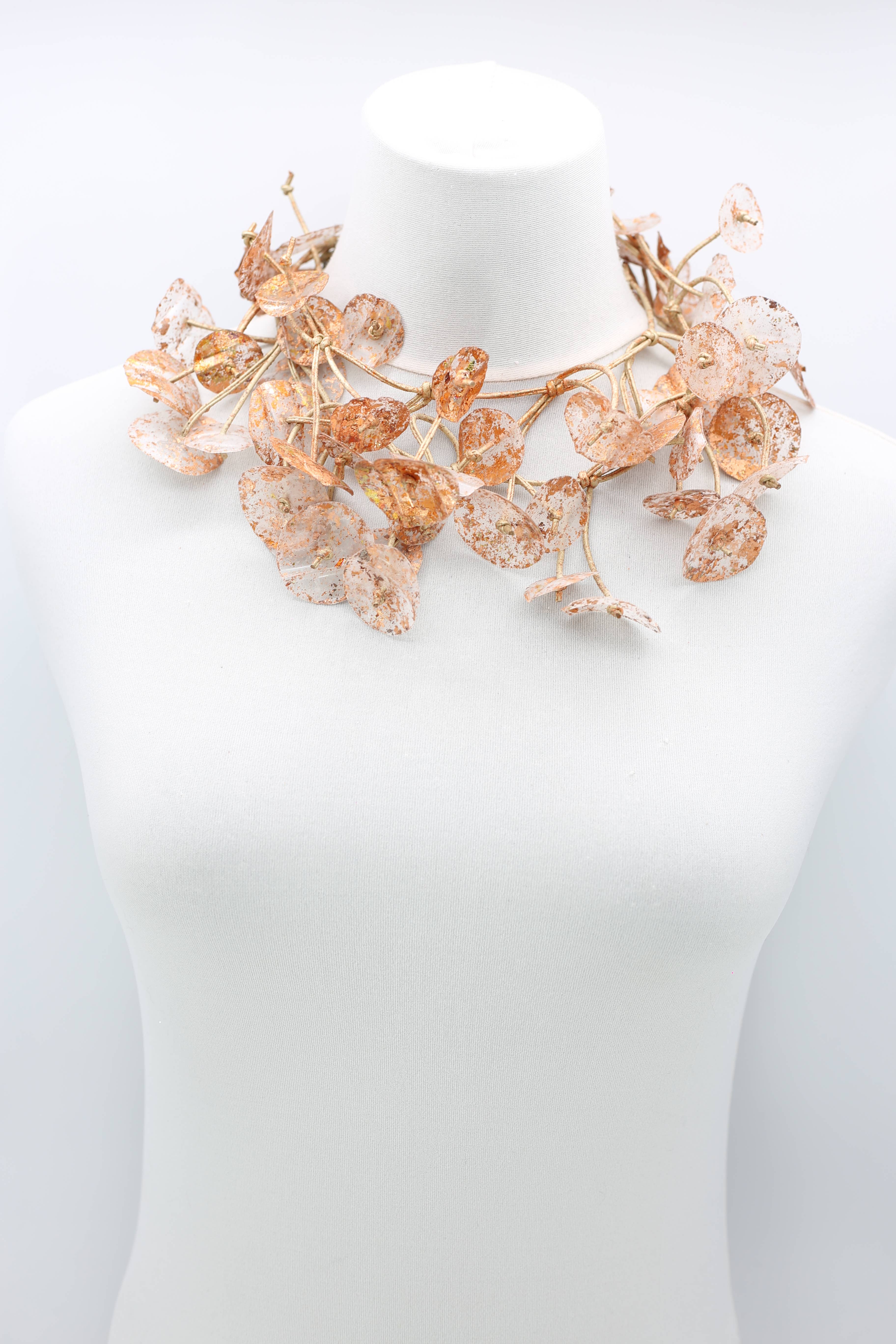 Jianhui London – Großhandel Statement-Halsketten – Halskette mit Seerosenblättern aus recyceltem Kunststoff, lang, handbemalt28