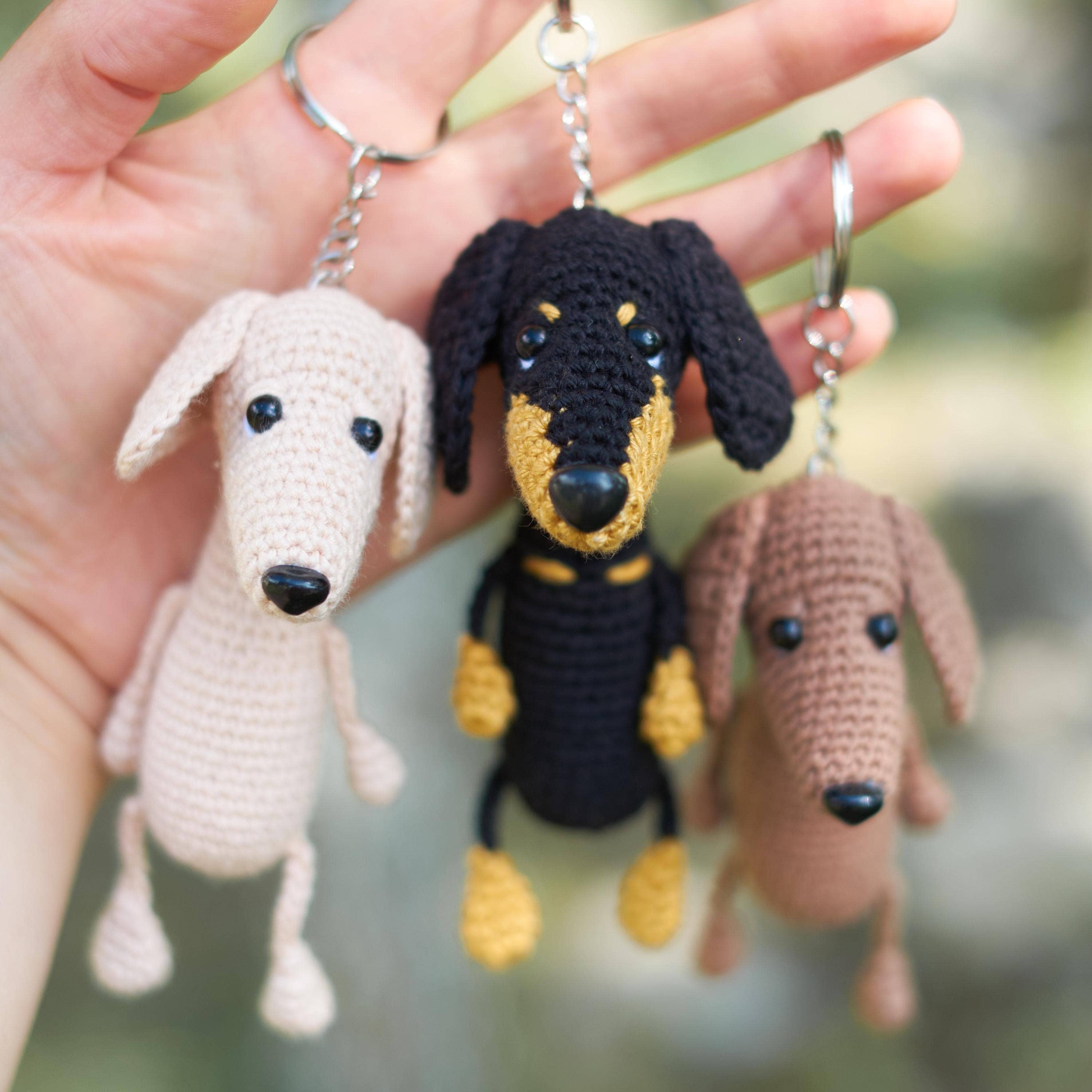 TOMOPOD LLC – wholesale Christmas decoration – Crochet Keychain Dachshund, Keyring Funny Sausage Dog Decor0