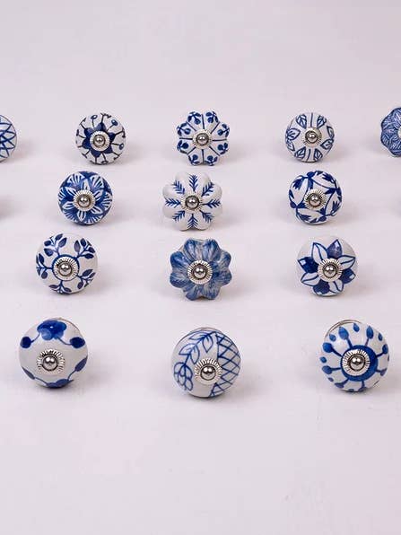 Ensemble de 12 boutons de meuble en céramique faits main de toutes les couleurs assorties pour la vente par KNOBCO