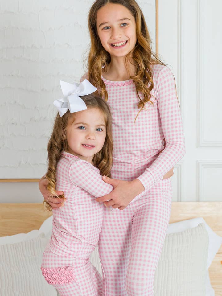 Conjunto de pijama de manga larga con volantes traseros característicos SoftSnooze™ para niñas pequeñas, de algodón modal, en cuadros vichy rosa. para venta al por mayor de RuffleButts + RuggedButts
