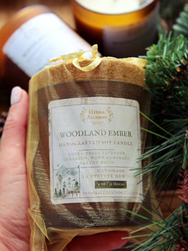 Woodland & Ember Luxe Geurkaars van Sojawas voor wholesale door Herbal Alchemy Bodycare