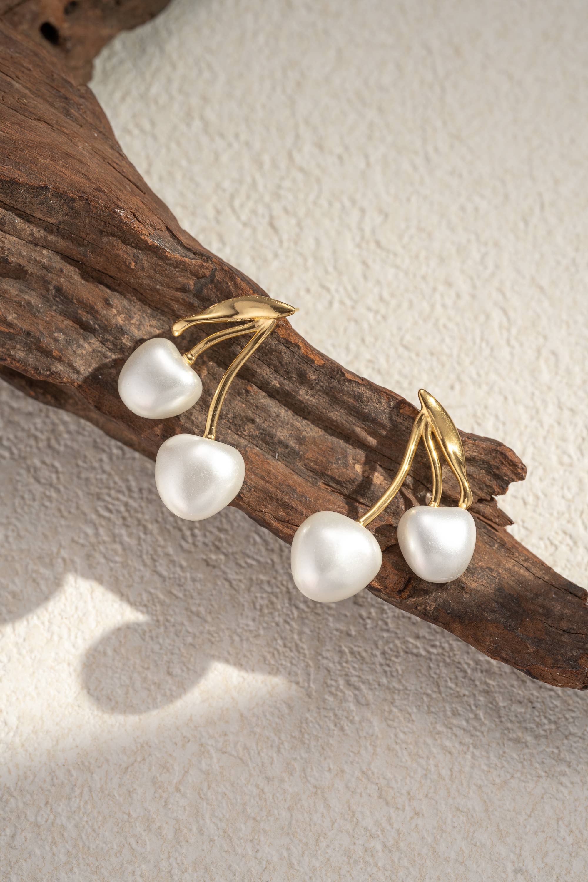 COSMOS - Vente Boucles d'oreilles pendantes - Boucles d’oreilles cerise perle acier inoxydable doré