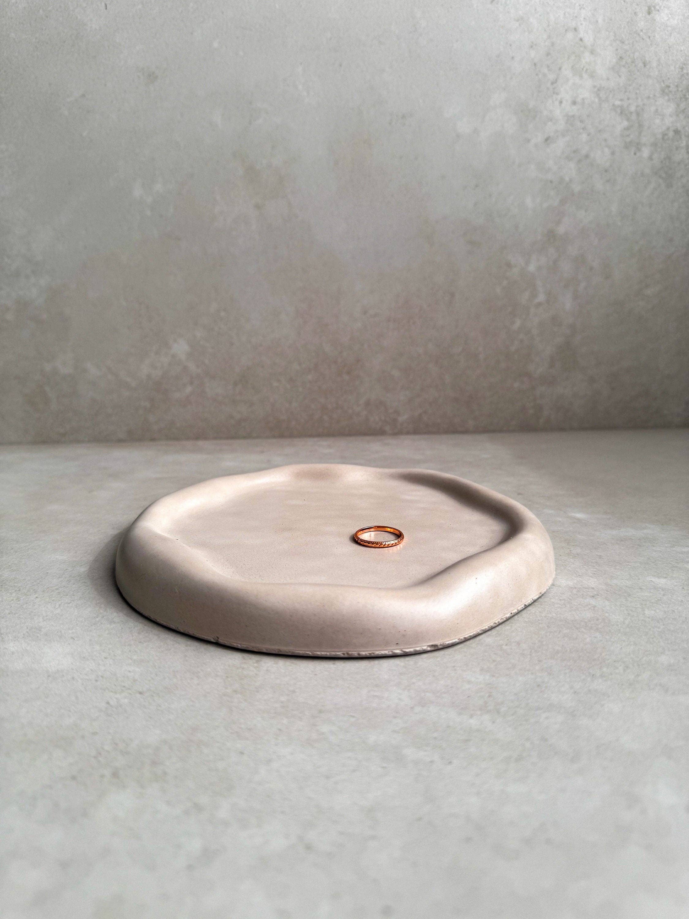 Minimal Loot Design – wholesale Smyckesfat – VÅGIG betongbricka, oregelbunden tallrik, fånga alla brickor, blob-smyckesdisplay, organisk japandi-dekor, molnprydnadsbricka, kurviga cementvaror5