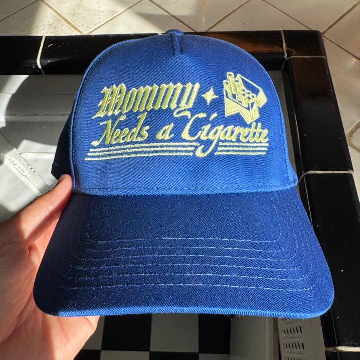 Freddy Tyler Paul - Venta al por mayor Gorra trucker - Mujer - Gorra "Mamá Necesita un Cigarro"7