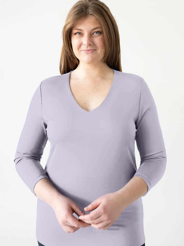 Karen V-hals 3/4 Mouw Top (Relaxte Pasvorm) - Seizoenskleuren voor wholesale door JudyP Apparel