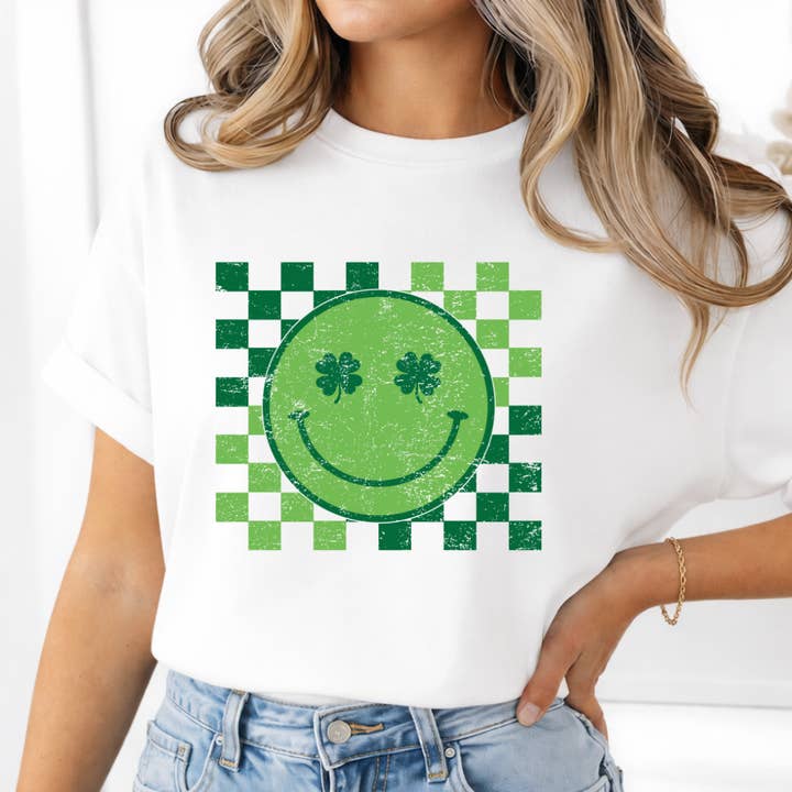 T-shirt Smiley Face Saint-Patrick pour la vente par Londas Tees and Tumblers