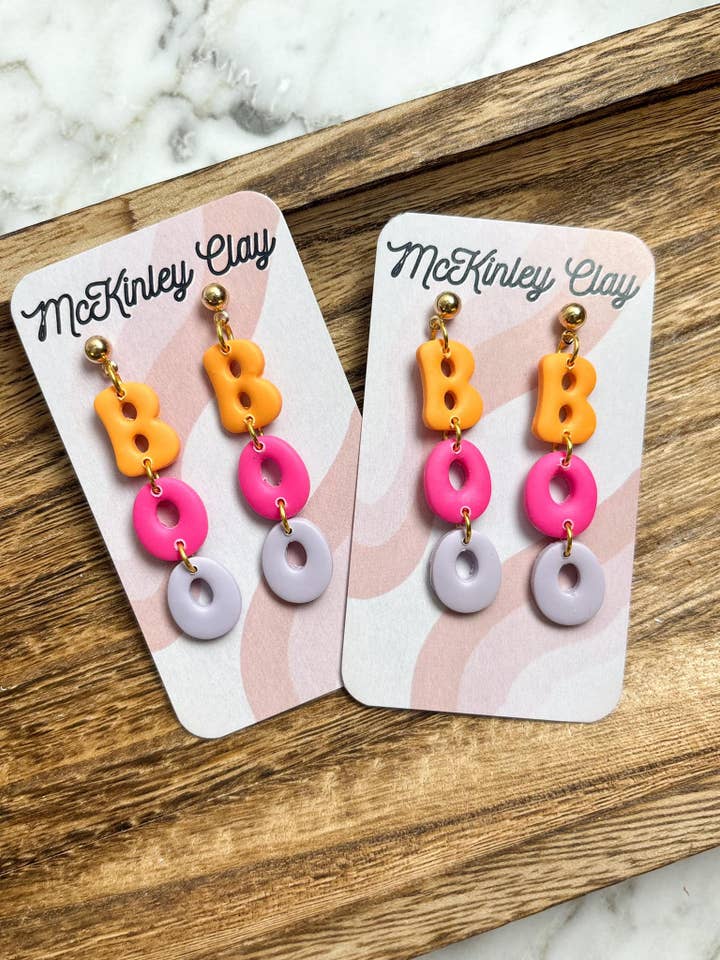 Boucle d'oreille colorée Boo Dangle pour la vente par McKinley Clay