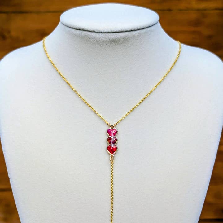 Guldtriplehjerte Rød Opal Dråbehalskæde for engroshandel hos TillyPad Studios
