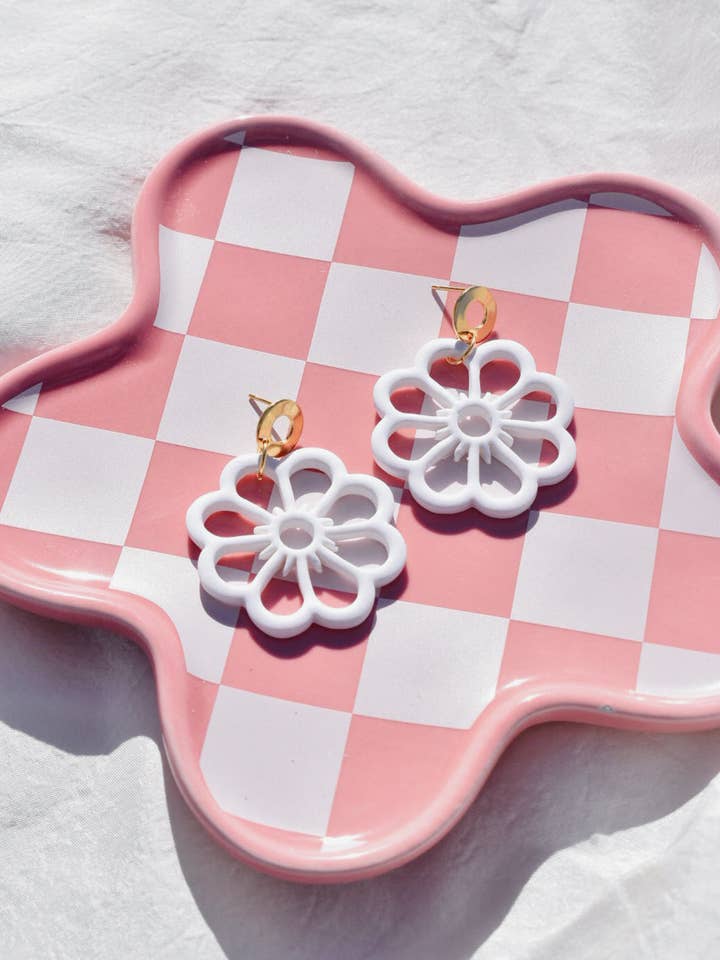 Weiße Orchideenblüten-Ohrringe für den Großhandel von Body & Boho