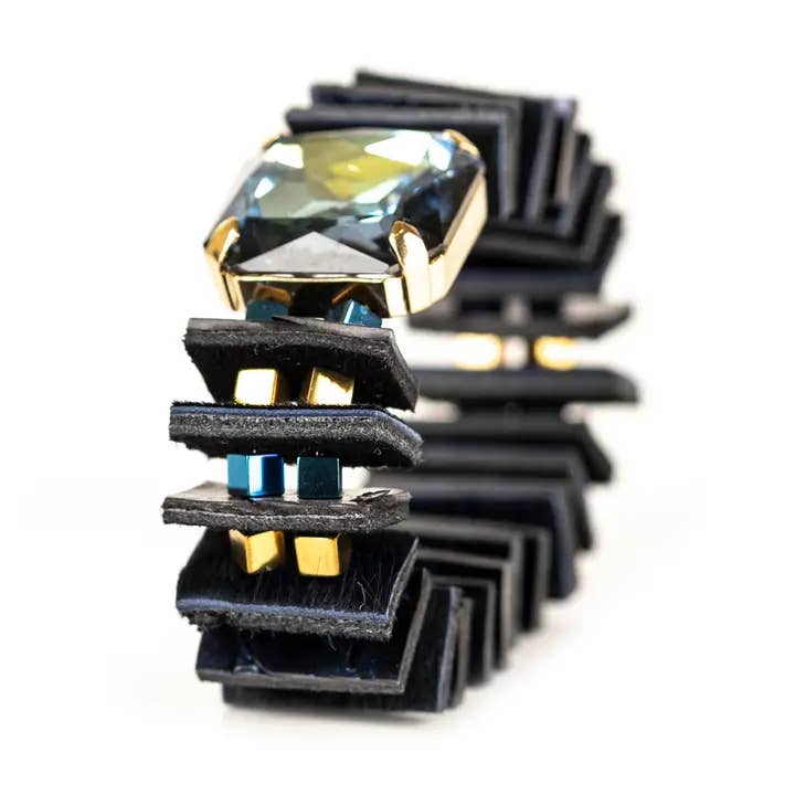 Obsidian Prism Skulptureret Læderarmbånd for engroshandel hos The Dark