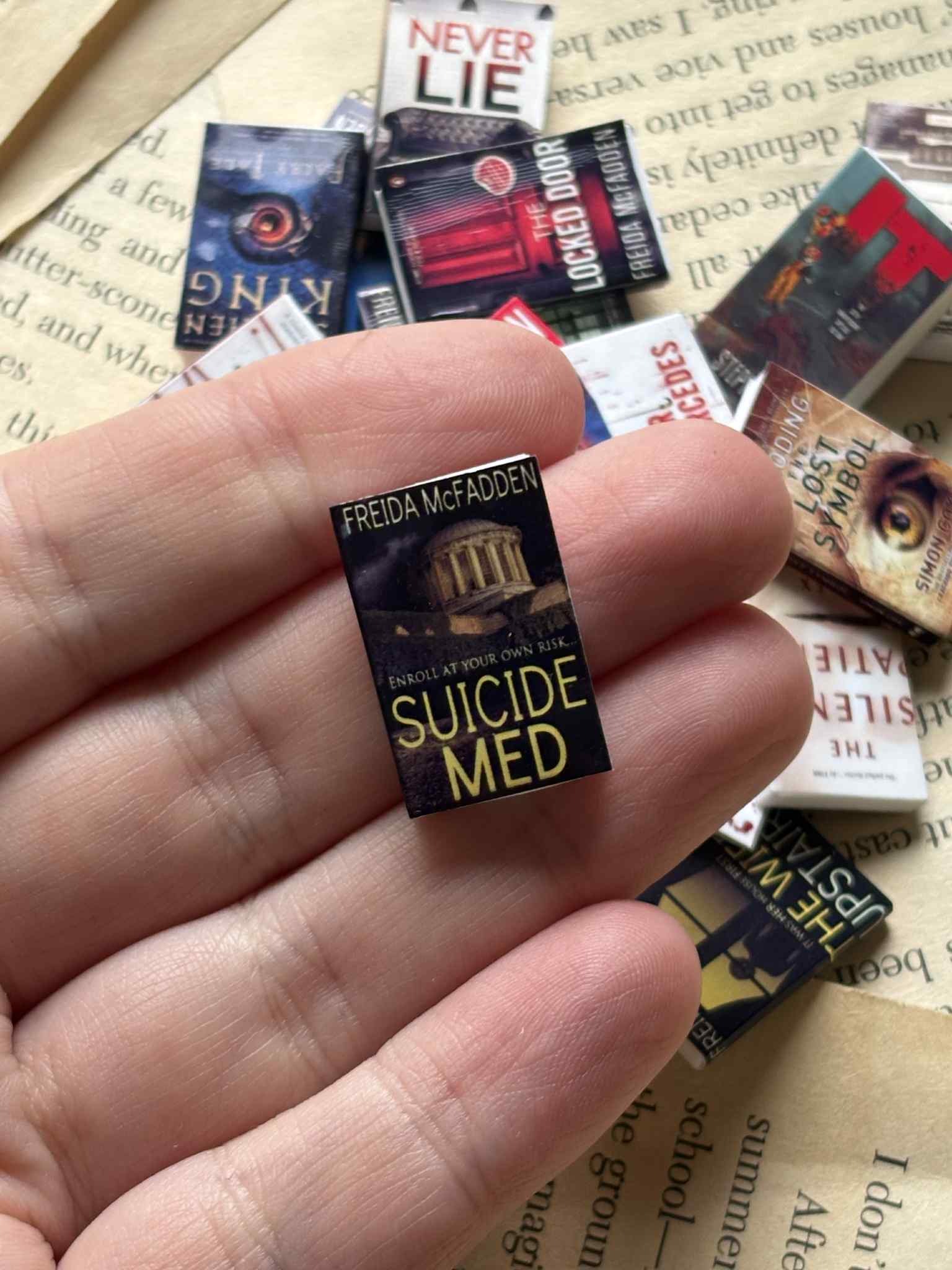 Nordic Book Adventure - Wholesale Decorative Tabletop Object - Mini Books – Mystery / Thriller / Horror Book Bundle 1