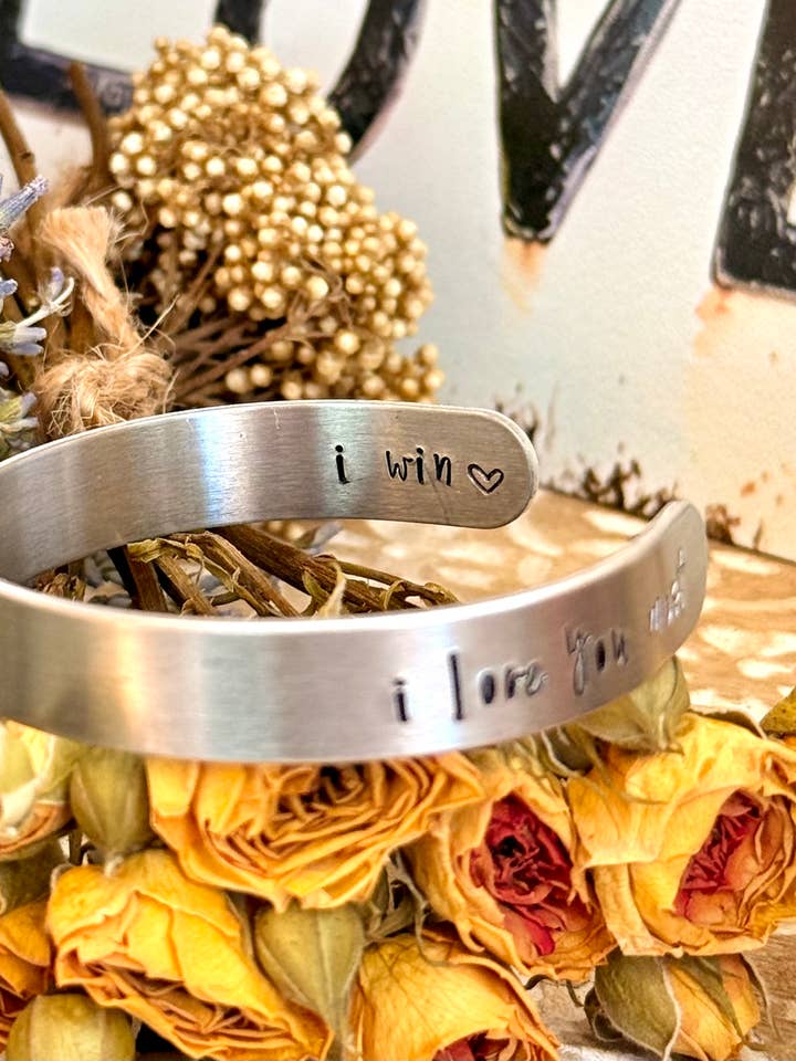 Te quiero más Pulsera de puño, puño de aluminio estampado a mano para venta al por mayor de The WildSmith