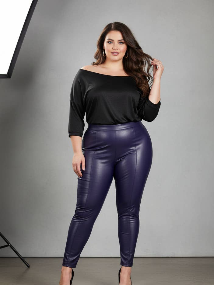 Leggings slim taglia grande in similpelle blu (B306) per la vendita all'ingrosso da parte di Pomme Rouge Paris