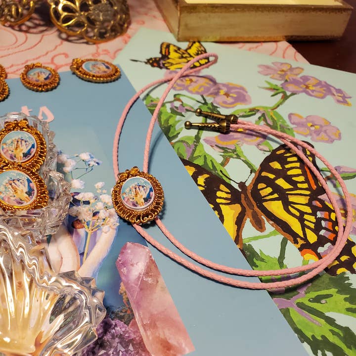 Lapis Lily Market – Großhandel Gewebte Halsketten – Pilz-Playboy-Collage-Bolo-Krawatte