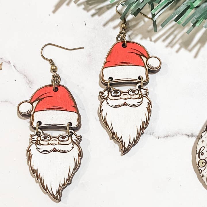 Boucles d'oreilles pendantes en forme de père Noël pour la vente par Natalie Fox Studio