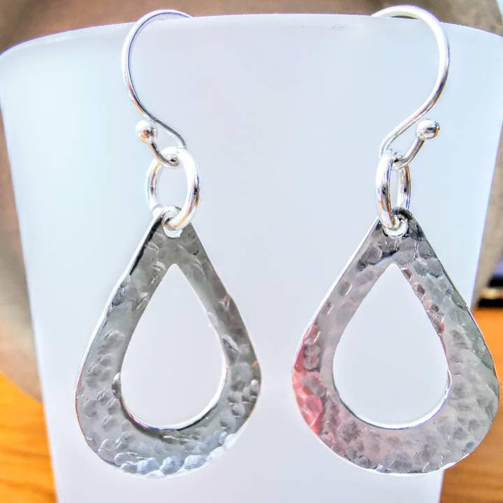 Pendientes en forma de lágrima con textura de plata de ley para venta al por mayor de Sophellie Jewellery