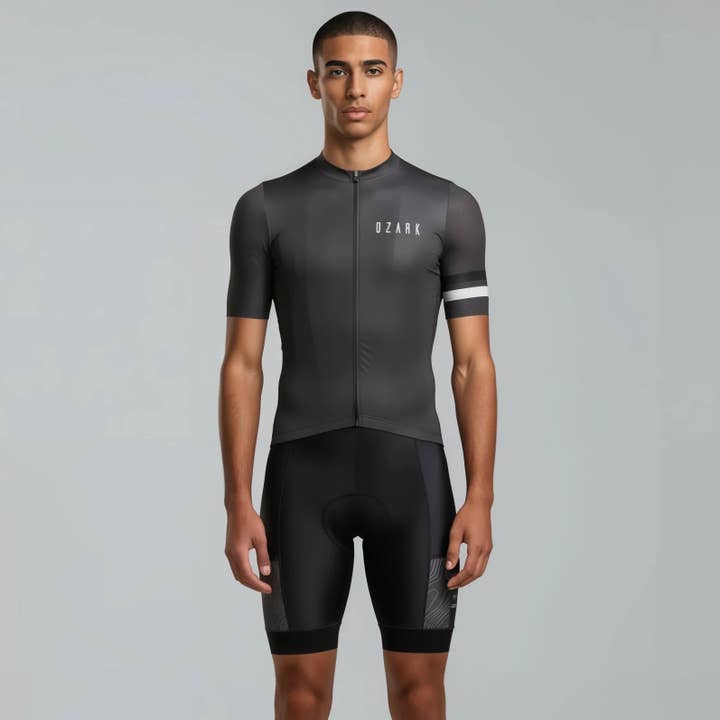 Maillot Core pour homme en charbon – Coupe performance respirante avec ventilation sur toute la longueur et rangement ample pour la vente par Urban Cycling Apparel
