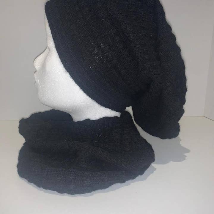 Zweiteiliges Set mit Floppy-Hut und Kutte für den Großhandel von Janet Byrne Knitwear