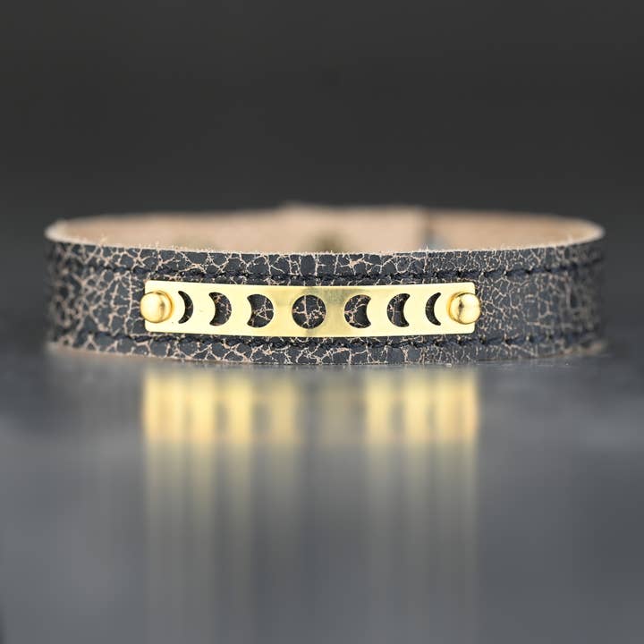 KBD Studio - Venta al por mayor Pulseras tipo brazalete - Brazalete apilable Moon Phase de latón (cuero negro vaquero)