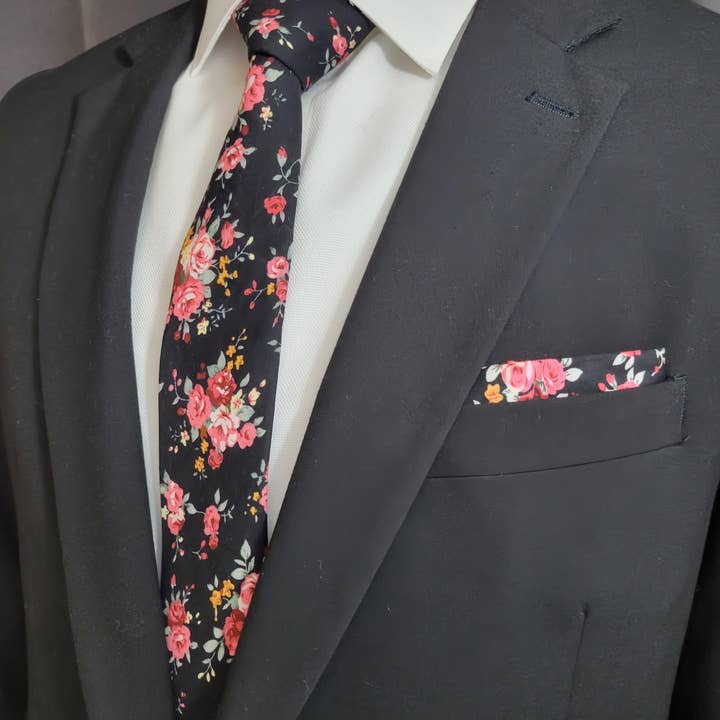 Cravate florale noire et rose et carré de poche pour la vente par The Upscale Banker