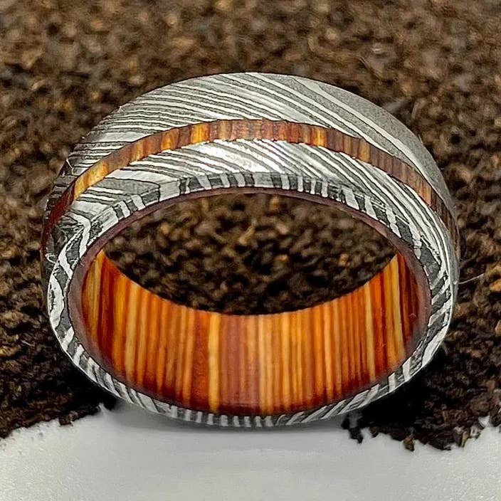 Damaskusring foret med ståltræ fra whiskyfad for engroshandel hos RustyStudioUSA