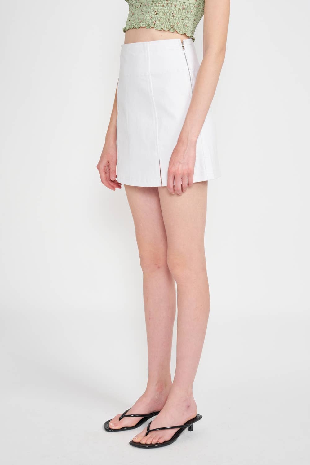 DENIM BRANCO MINI SAIA JEANS COM FENDA NA COXA para venda a revendedores na Faire3