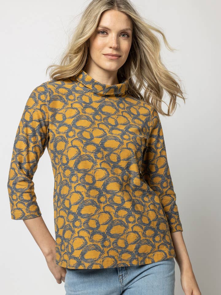 Haut à capuche replié et imprimé Milo pour la vente par Komil