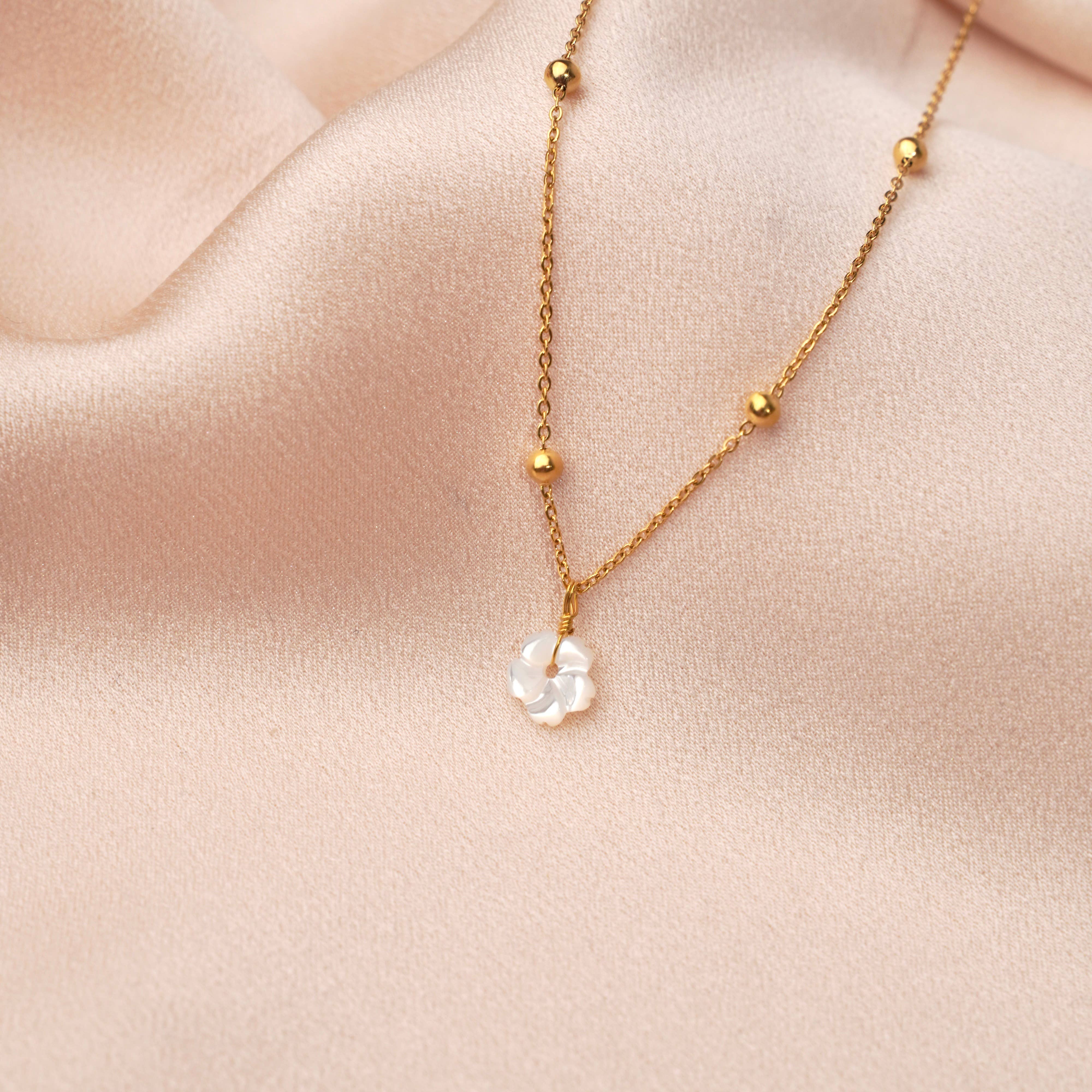 Victoire Collection - Vente Colliers à pendentif - Collier pendentif fleur blanche1