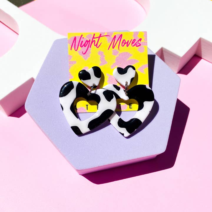 Pendientes colgantes de corazón de arcilla polimérica en huella para venta al por mayor de Night Moves Atelier