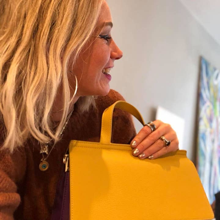 Nouveau ! Sac Mrs. Maisel 2021 jaune-violet pour la vente par M84U
