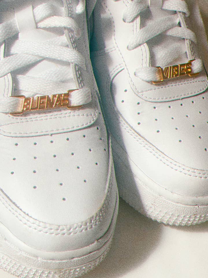 Pingentes de sapato Buenas Vibes por atacado de Skie Collective