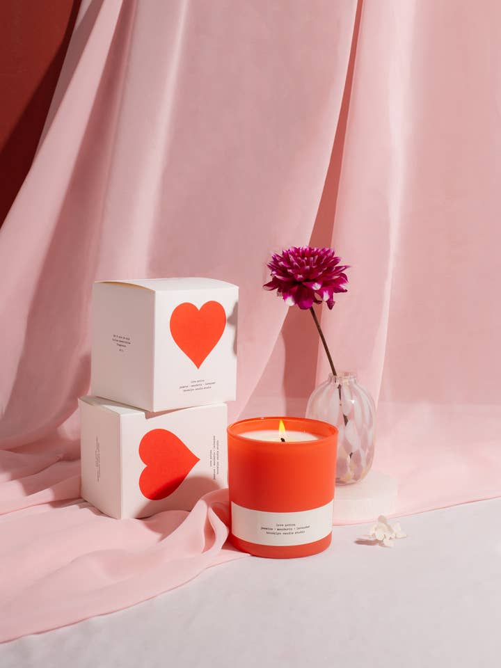 Love Potion Rote Duftkerze in Geschenkbox für den Großhandel von Brooklyn Candle Studio (EU)