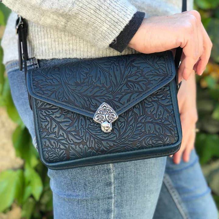 Sac à main pour téléphone portable Becca, feuille d'acanthe pour la vente par Oberon Design