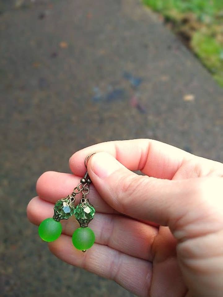 Pendientes colgantes de vidrio marino verde con capuchones de cuentas de latón para venta al por mayor de Bad Apple Designs