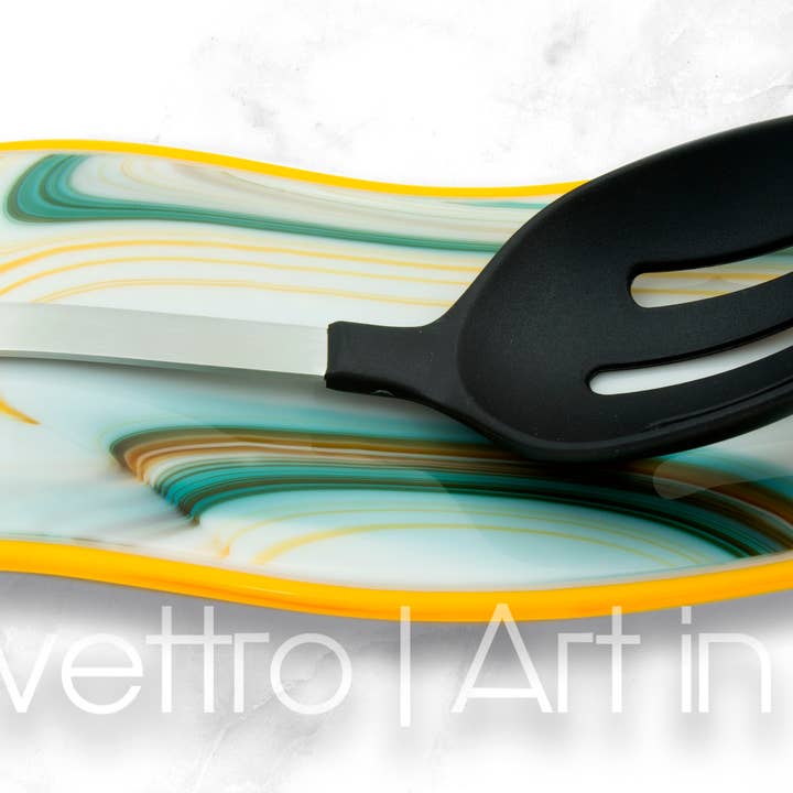 Mid-Mod-collectie: glazen lepelsteun met wervelende goudsbloem voor wholesale door Evettro | Art in Glass