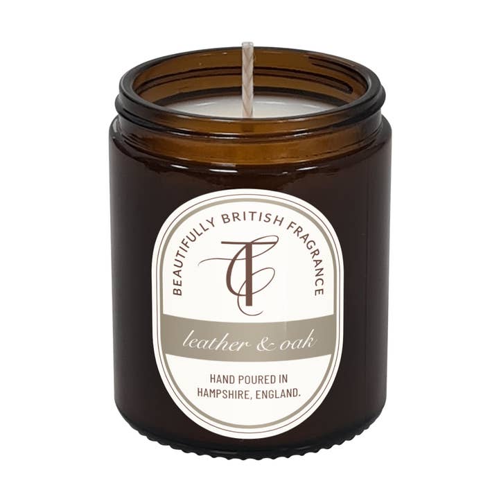 Bougie en cire de soja avec verre ambré, cuir et chêne - Côte & Campagne pour la vente par The Country Candle Co.