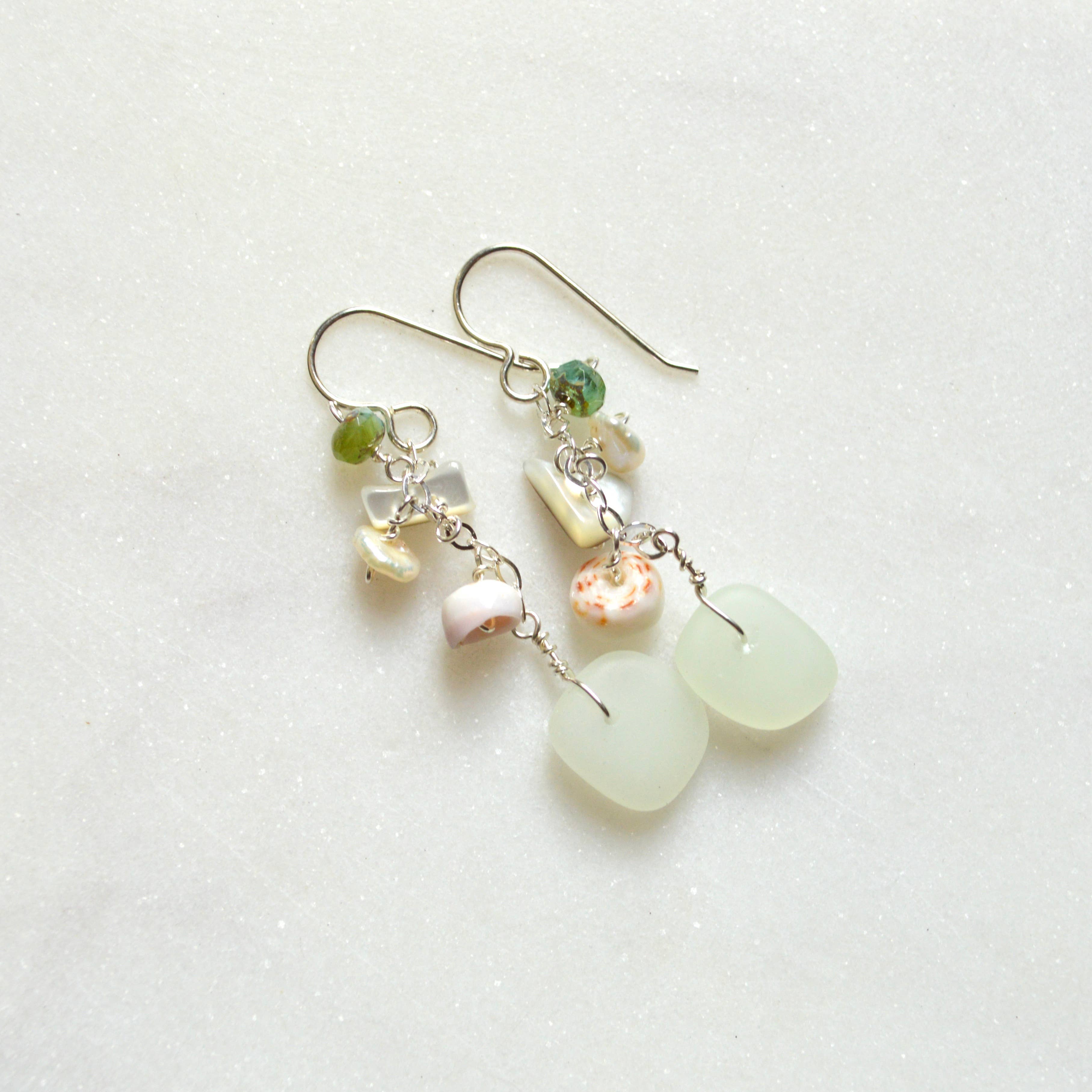 Salty But Sweet – Großhandel Ohrhänger – Opake Ohrringe mit schaumgrünem Glas und Muscheln6