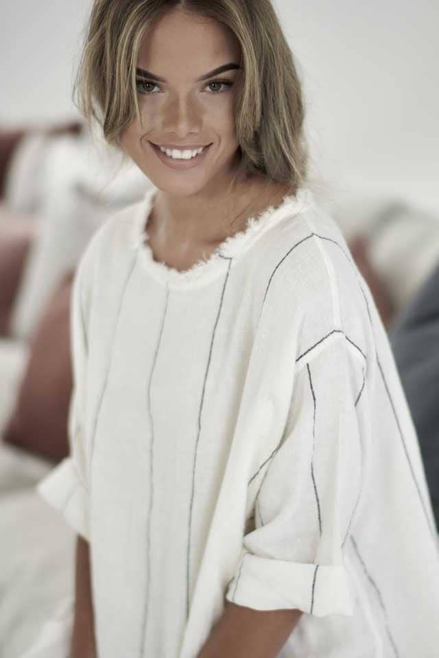 Blanc cassé à rayures anthracite Robe en lin Carter Malle - Blanc cassé avec rayures charbon en vente sur Faire6