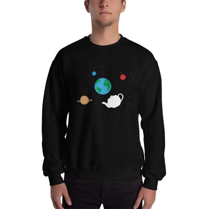 The Philosopher's Shirt – Großhandel Sweatshirt mit Grafikdruck – Unisex – Russells Teekanne schwebt im Weltraum - Sweatshirt