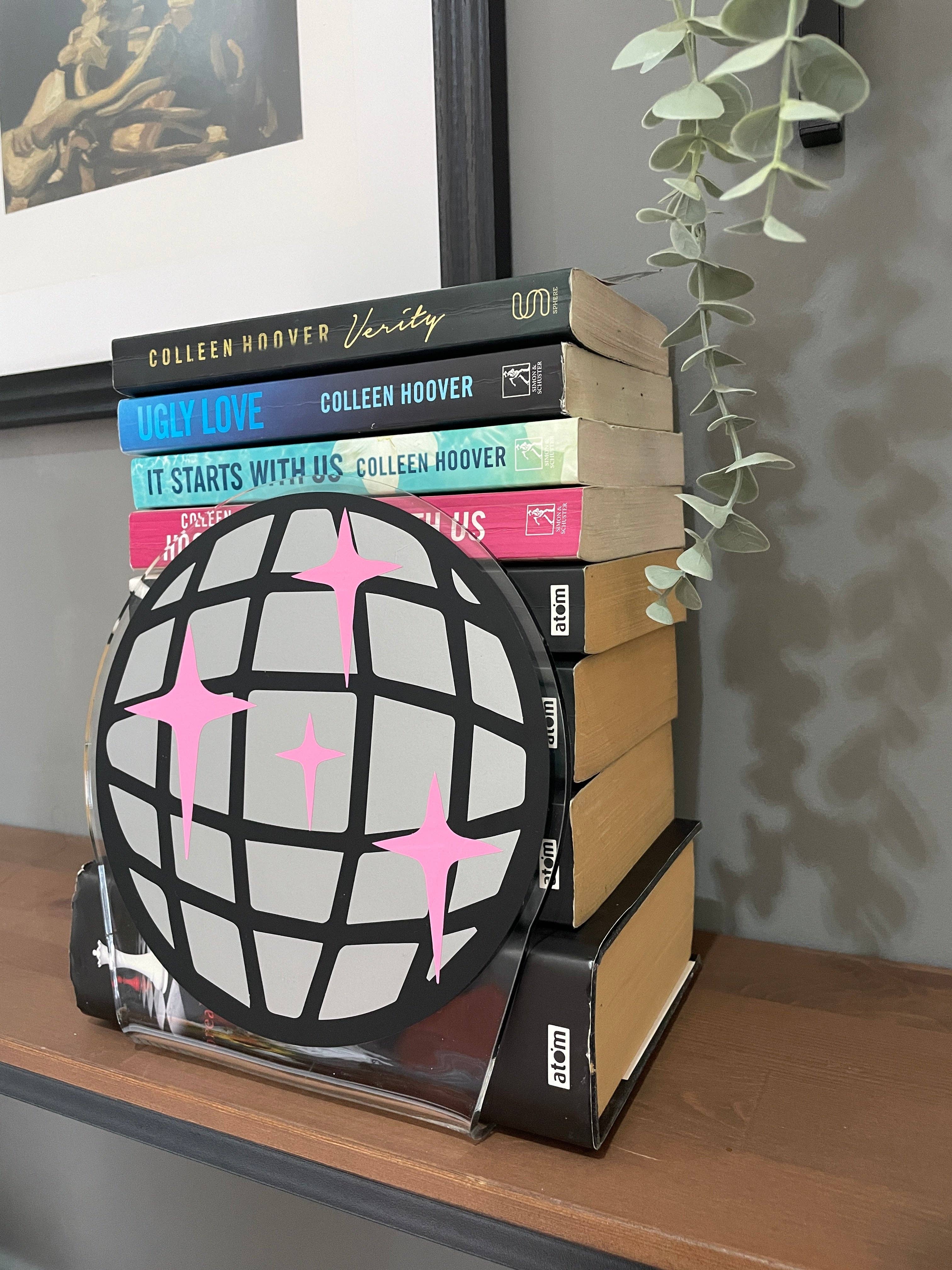 Buba Goods – Großhandel Buchstütze – Buchstütze aus Acryl mit Discokugel, Heimdekor6