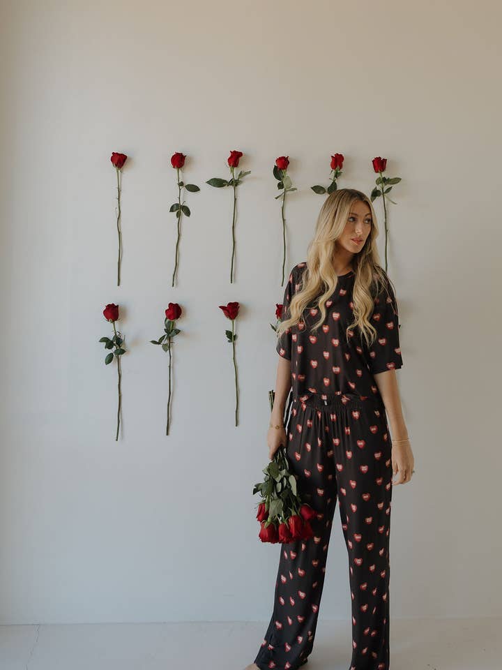 Damernas Boxy Tee Lounge Set | Kärleksanteckningar - Antracit för wholesale av Forever French Baby