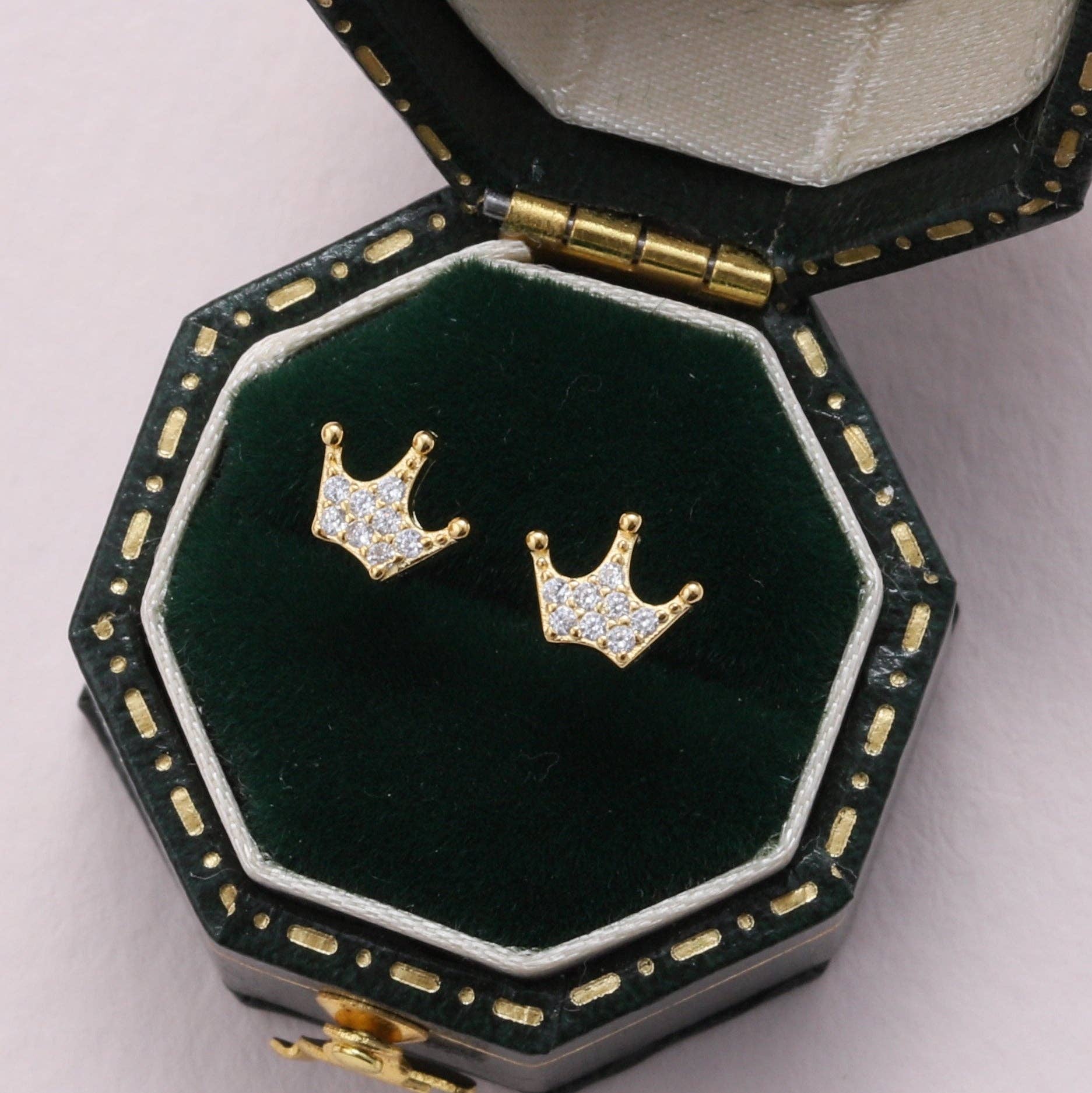 Attic creations – Großhandel Ohrstecker – TT72014 KINFOLK Fee mit klaren Kristallkronen-Ohrringen3