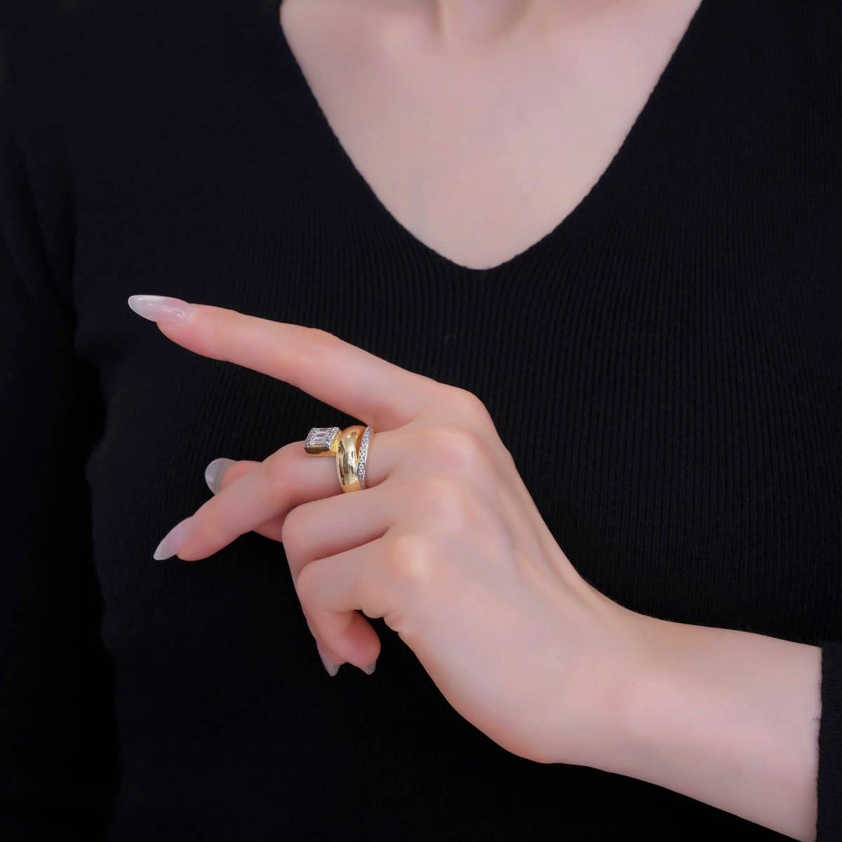 Aim Eternal – Anel multi-pedra por atacado – Anel de Múltiplas Bandas em Metal Misto com Micro Pavé de Zircónia Cúbica e Baguete Revestido a Ouro 24K | O6483