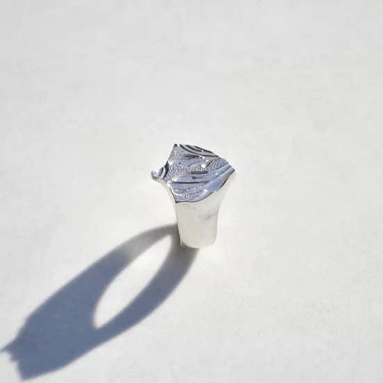 Four Pence Jewellery - Venta al por mayor Anillos grandes/de cóctel - Anillo escudo estampado