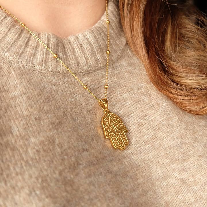 Collier pendentif main de Fatma (Hamsa) pour la vente par Augusta Jewellery