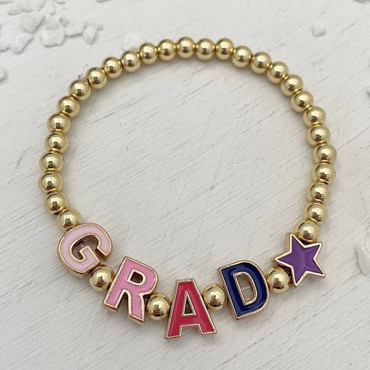 Bracelet de perles avec lettre « Grad » Color Pop pour la vente par Isabelle Grace Jewelry